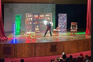 Serdivan’da 'Nikola Tesla: Güvercinin Ölümü' Tiyatro Oyunu İzleyicilerden Yoğun İlgi Gördü