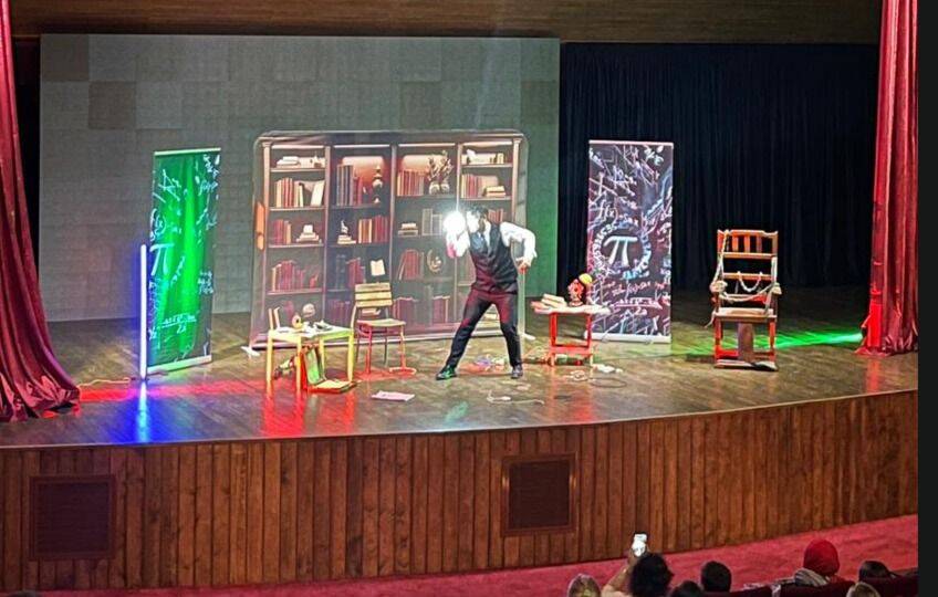 Serdivan’da 'Nikola Tesla: Güvercinin Ölümü' Tiyatro Oyunu İzleyicilerden Yoğun İlgi Gördü